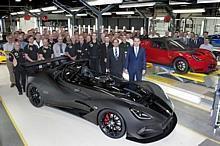 Bei Lotus ist die Produktion des 3-Eleven (vorne) und des Exige Cup 250 angelaufen (vorne rechts: Firmenchef Jean-Marc Gales).  Foto:Lotus